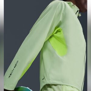 Nike Cosmic Peaks
Men's Storm-FIT ADV Running Jacket. Size Medium. NWT.